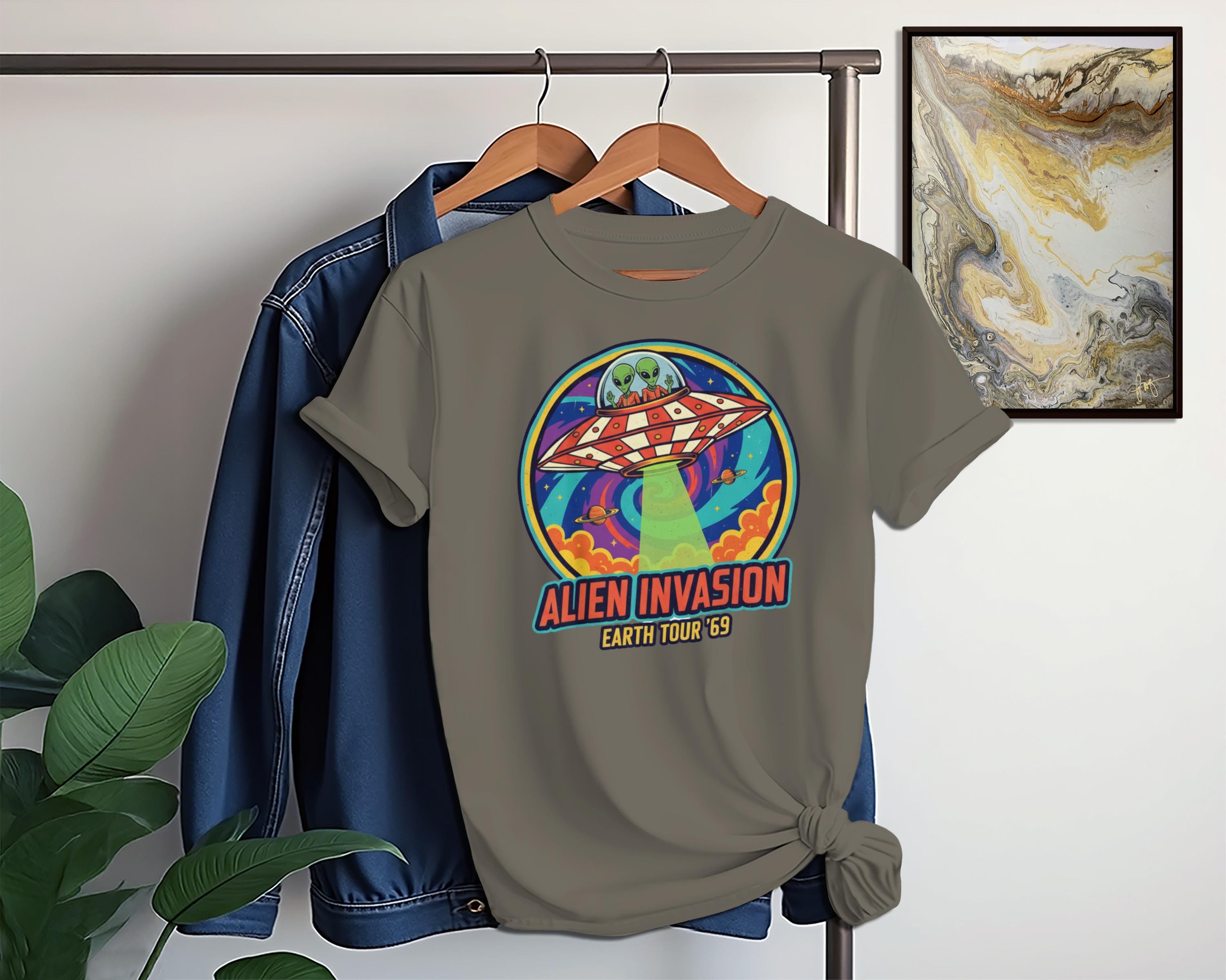 Alien Invasion T-Shirt, Retro Sci-Fi Graphic Tee, Vintage Style Alien T-Shirt, Unisex Casual Shirt, Hipster Fashion Apparel
