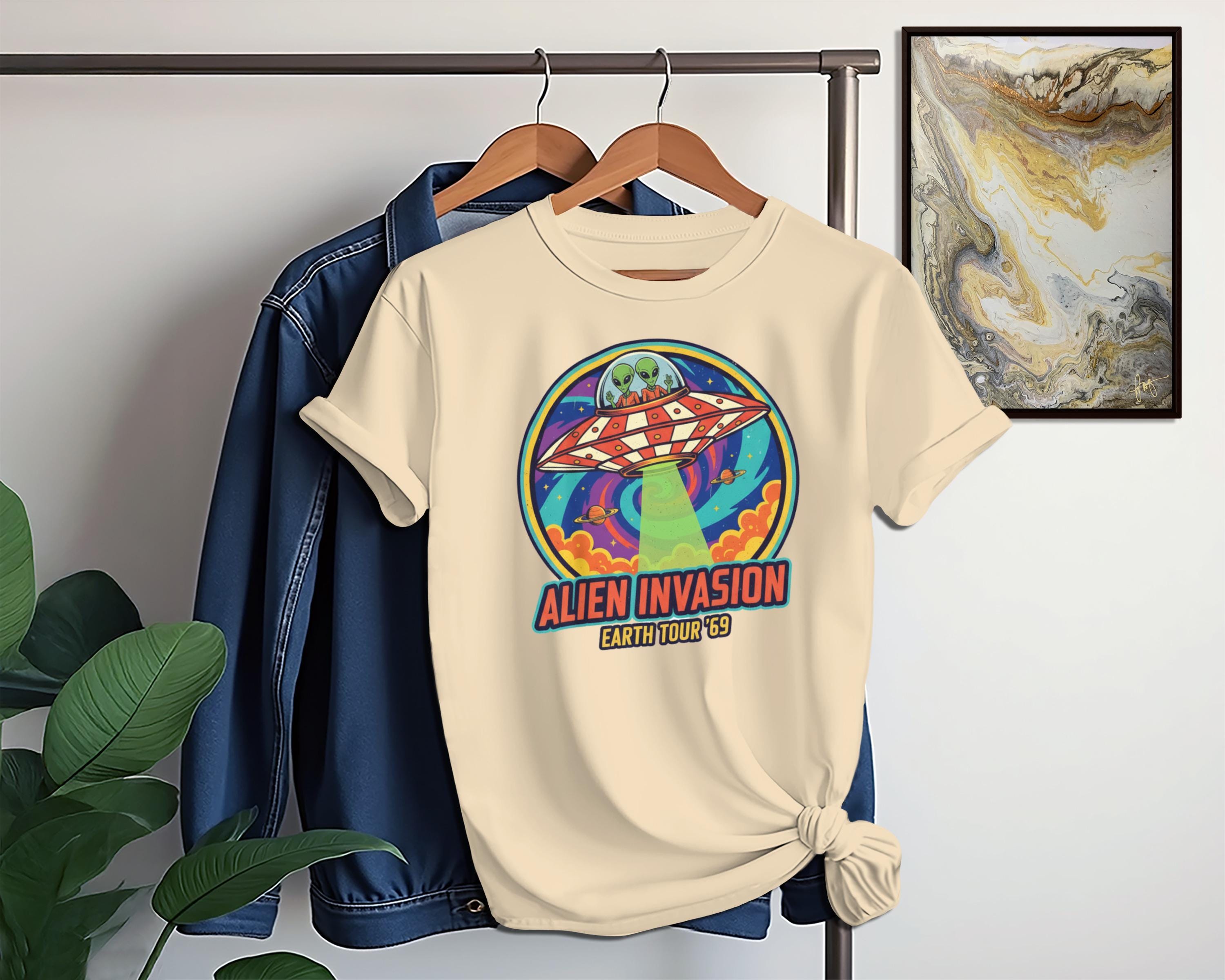 Vintage Alien Invasion Earth Tour Graphic Tee, Retro UFO T-Shirt, Cool Space Themed Shirt, Stylish Alien Art Top, Unique Gift Idea