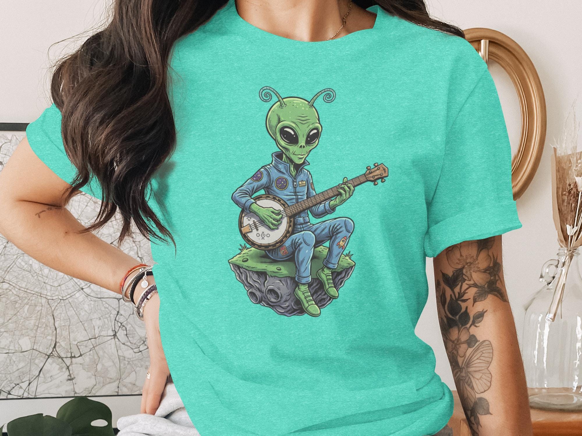 Alien playing banjo t-shirt, Unique graphic tee, Whimsical sci-fi design, Fun casual wear, Music lover gift, Retro alien shirt