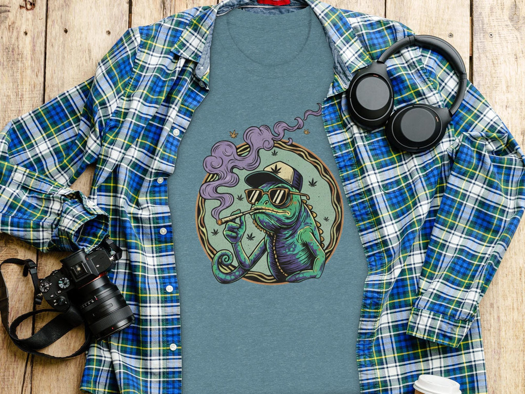 Cool Chameleon Smoking T-shirt, Unique Graphic Tee, Fun Animal Illustration Shirt, Trendy Casual Wear, Perfect Gift Idea