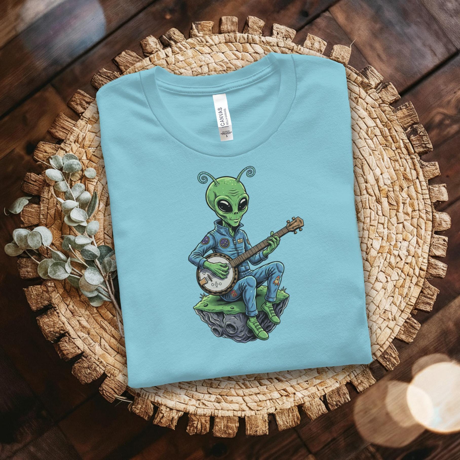 Alien Playing Banjo Graphic Tee, Fun Alien Music Lover Shirt, Space Theme Casual Top, Quirky Sci Fi Graphic, Unique Musician Tee
